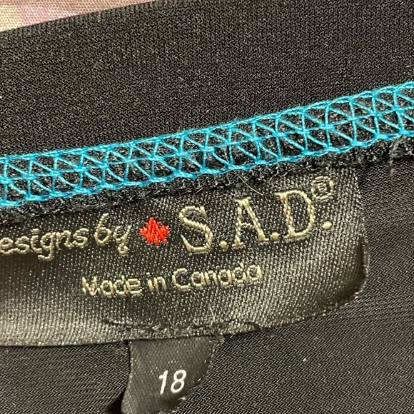 Tunic top with 3/4 length sleeves with solid black and prints in blocks - Picture 6 of 6